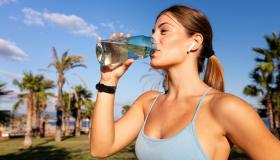 Quanta acqua bevi davvero ogni giorno? Il metodo del nutrizionista per calcolare il tuo fabbisogno reale