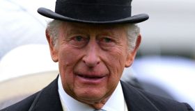 Re Carlo, corsa in elicottero con Camilla dopo il matrimonio di Peter Phillips