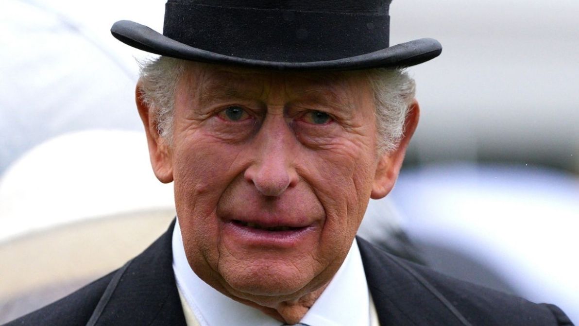 Re Carlo, corsa in elicottero con Camilla dopo il matrimonio di Peter Phillips