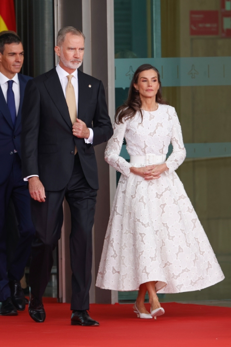 Re Felipe e Letizia di Spagna, i look per la visita del Papa a Madrid