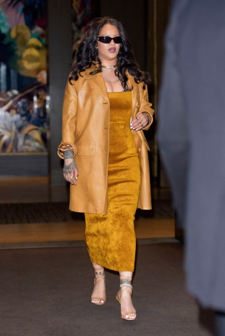 Rihanna al Tribeca Film Festival 2026, il look monocromatico pelle e suede &egrave; una lezione di stile