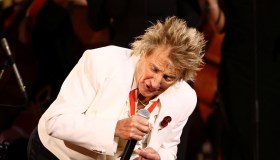 Rod Stewart, malore durante un concerto: “Sto per svenire”