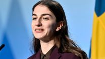 Con il figlio di pochi mesi al Consiglio UE: il gesto della ministra svedese diventa un simbolo