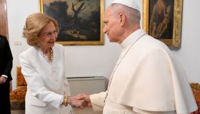 Sofia di Spagna in tailleur bianco davanti a Papa Leone, tra inchini e baciamani
