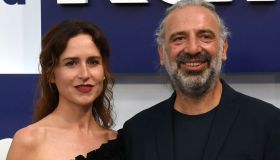Via dei Matti n°0 chiude, la replica di Bollani e Cenni. Eros Ramazzotti e Luca Barbarossa si schierano