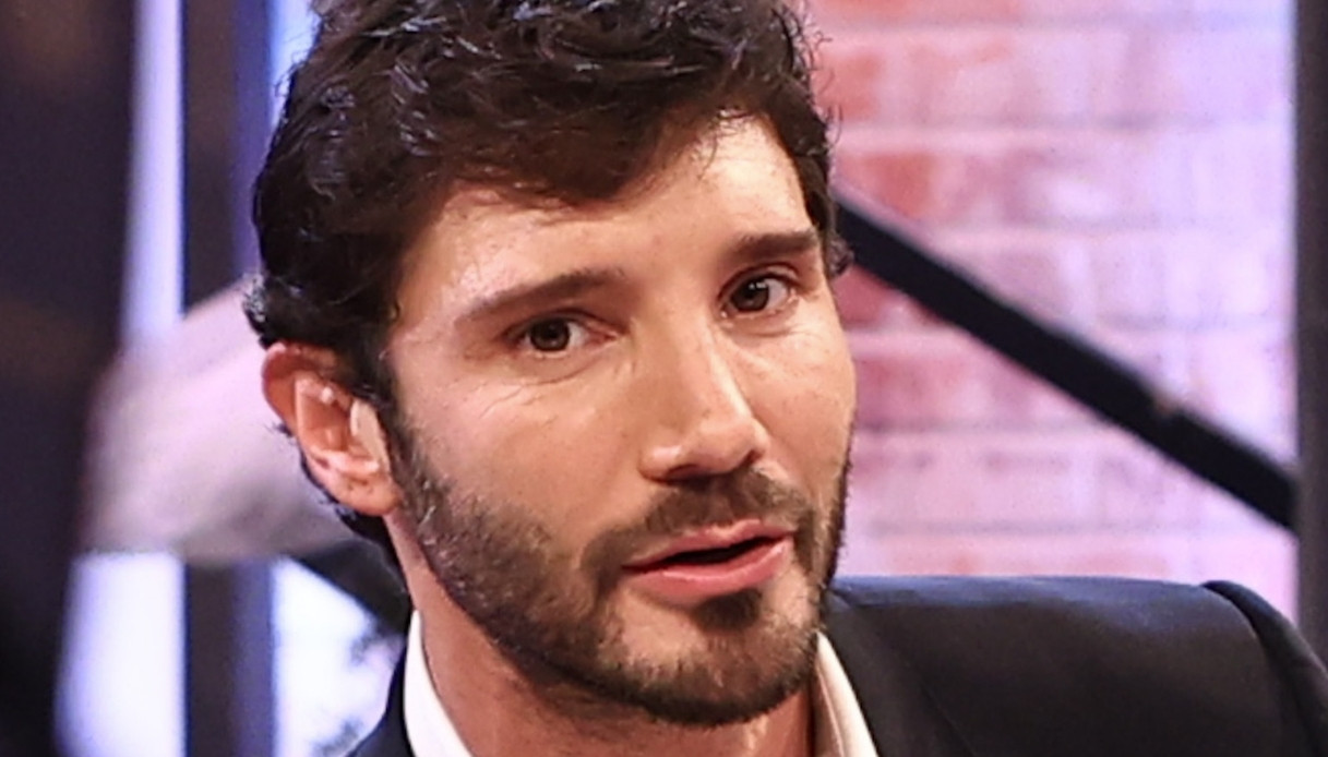 affari tuoi puntata indimenticabile con un messaggio per il futuro de martino esaltato da Dilei.it affari tuoi puntata indimenticabile con un messaggio per il futuro de martino esaltato