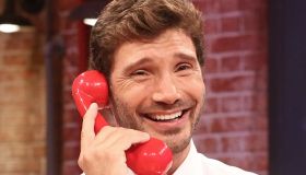 Affari Tuoi, Stefano De Martino perde il duello con Herbert Ballerina e cade a terra. Come sta