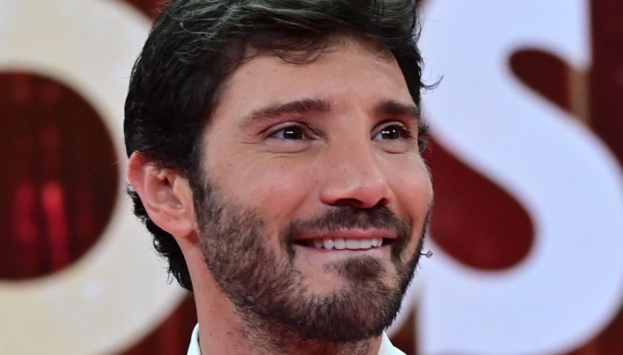 Stefano De Martino, il dolce incontro con la mamma di Geolier al concerto di Napoli