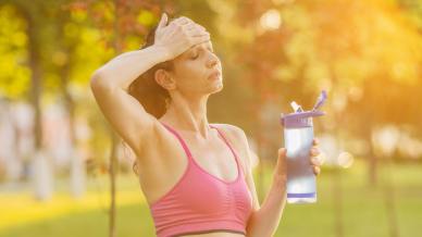 Sudorazione eccessiva col caldo d’estate: gli integratori e le soluzioni da adottare
