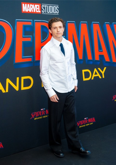 Zendaya e Tom Holland ancora insieme per Spider-Man, tra slip dress ad effetto ragnatela e doppia camicia