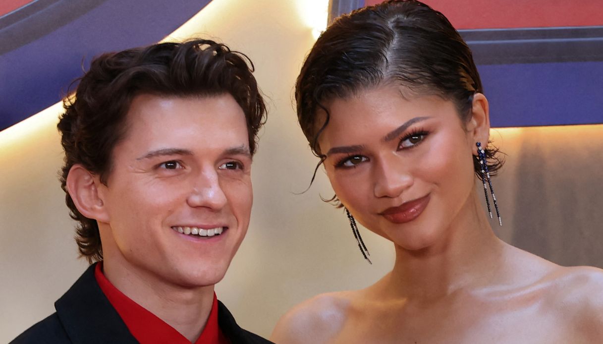zendaya in total black l8217abito senza spalline e spacco tom holland complice da Dilei.it zendaya in total black l8217abito senza spalline e spacco tom holland complice