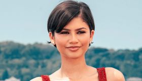 Zendaya a Roma abbandona il total black: l’abito vintage di Versace ha i colori di Spider-Man