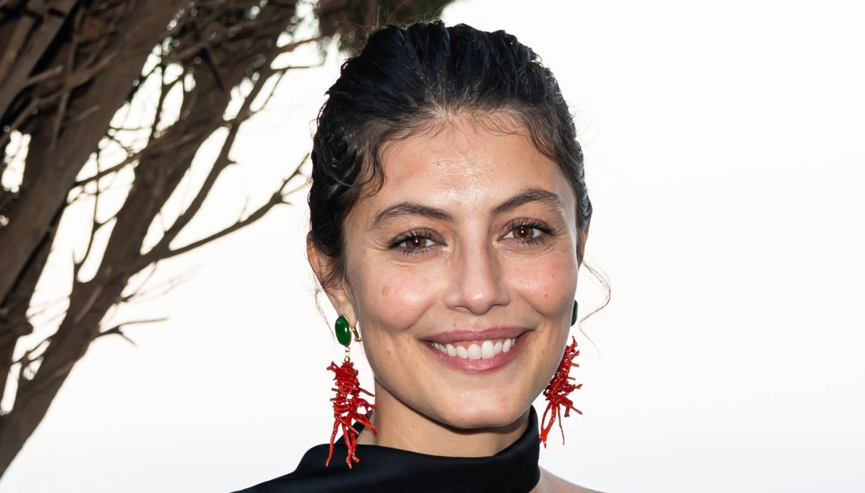 Alessandra Mastronardi insegna il segreto dell’eleganza estiva: nero fluido e spalla scoperta