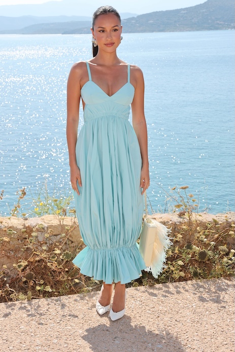 Alexandra Leclerc alla sfilata Jacquemus in Corsica con look verde mare e orecchini dorati