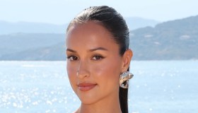 Alexandra Leclerc, l’abito verde mare in Corsica vale un altro passo verso l’Olimpo fashion