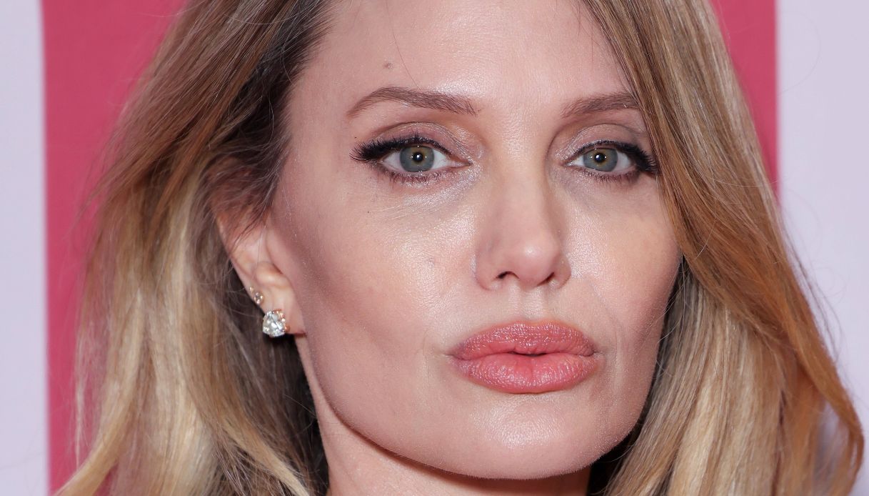 Angelina Jolie sola dopo il divorzio da Brad Pitt: “Non frequento nessuno da 10 anni”
