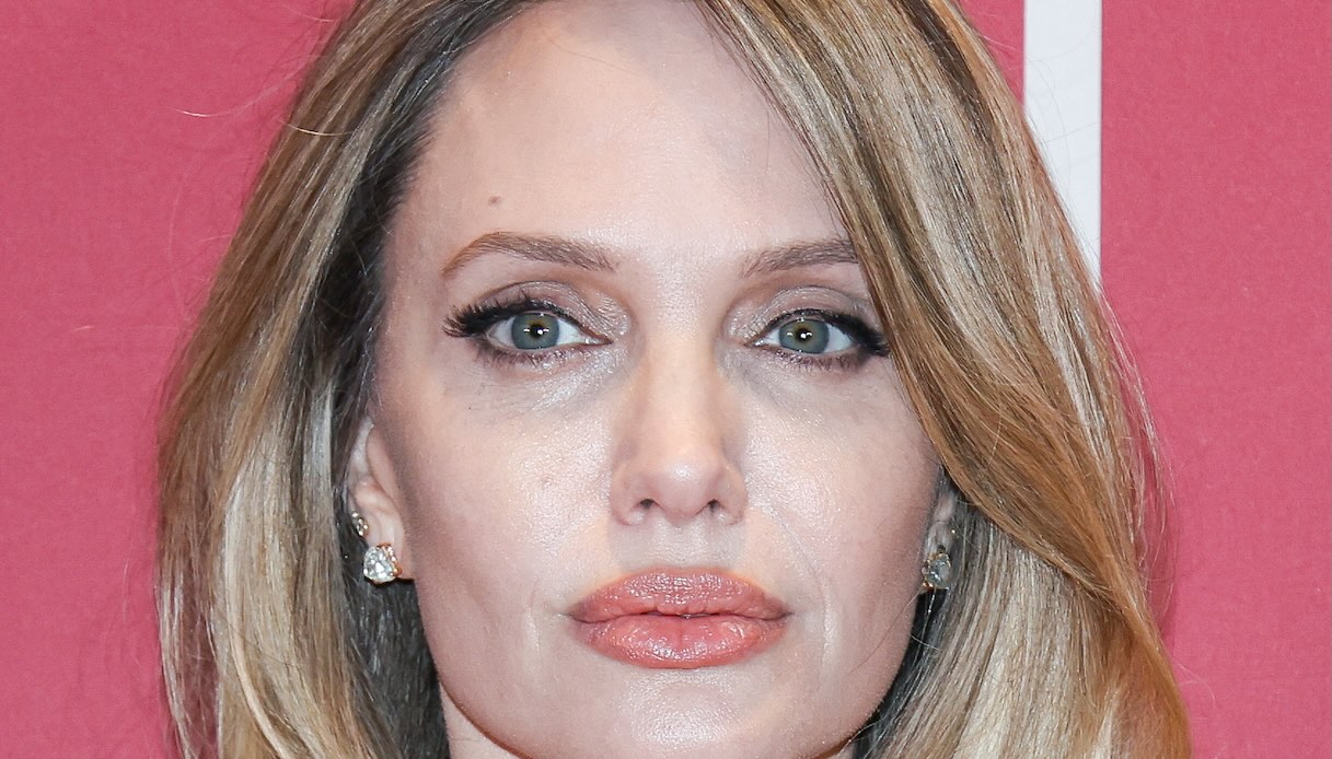 Angelina Jolie scultorea in nero senza spalline, la schiena nuda e sensuale mostra i tatuaggi