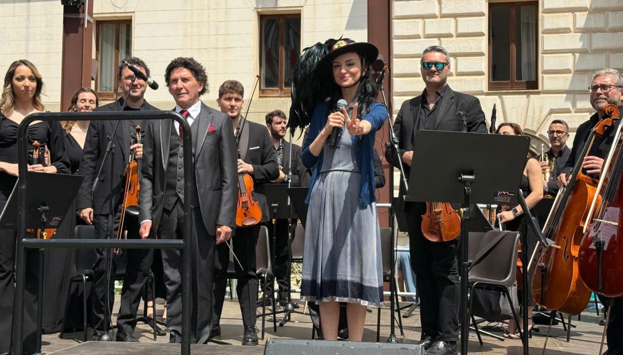 Arisa intona l'Inno di Mameli a Potenza