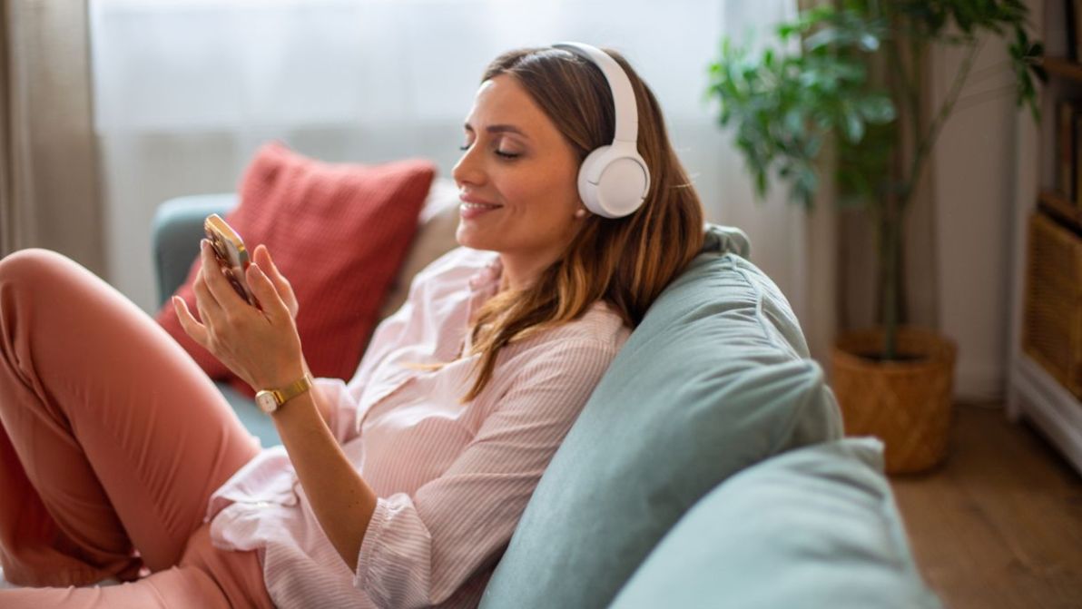 Ascolta i tuoi libri preferiti dove e quando vuoi questa estate: i migliori titoli e come averli (quasi) gratis