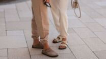 Ora le Birkenstock le indossi anche in spiaggia (e dove vuoi). I modelli Barbados e Arizona da 30 euro (per poco)