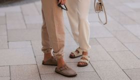 Ora le Birkenstock le indossi anche in spiaggia (e dove vuoi). I modelli Barbados e Arizona da 30 euro (per poco)