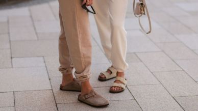 Ora le Birkenstock le indossi anche in spiaggia (e dove vuoi). I modelli Barbados e Arizona da 30 euro (per poco)