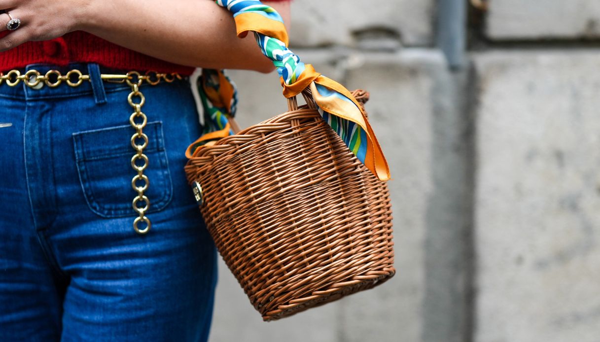 borsa a mano di paglia con foulard
