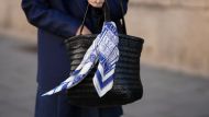 Foulard+borsa di paglia: la combo per un look chic in riva al mare è la tendenza più cool dell’estate