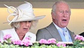 Re Carlo al Royal Ascot, scherzi irriverenti, facce imbarazzanti e Camilla di cattivo umore