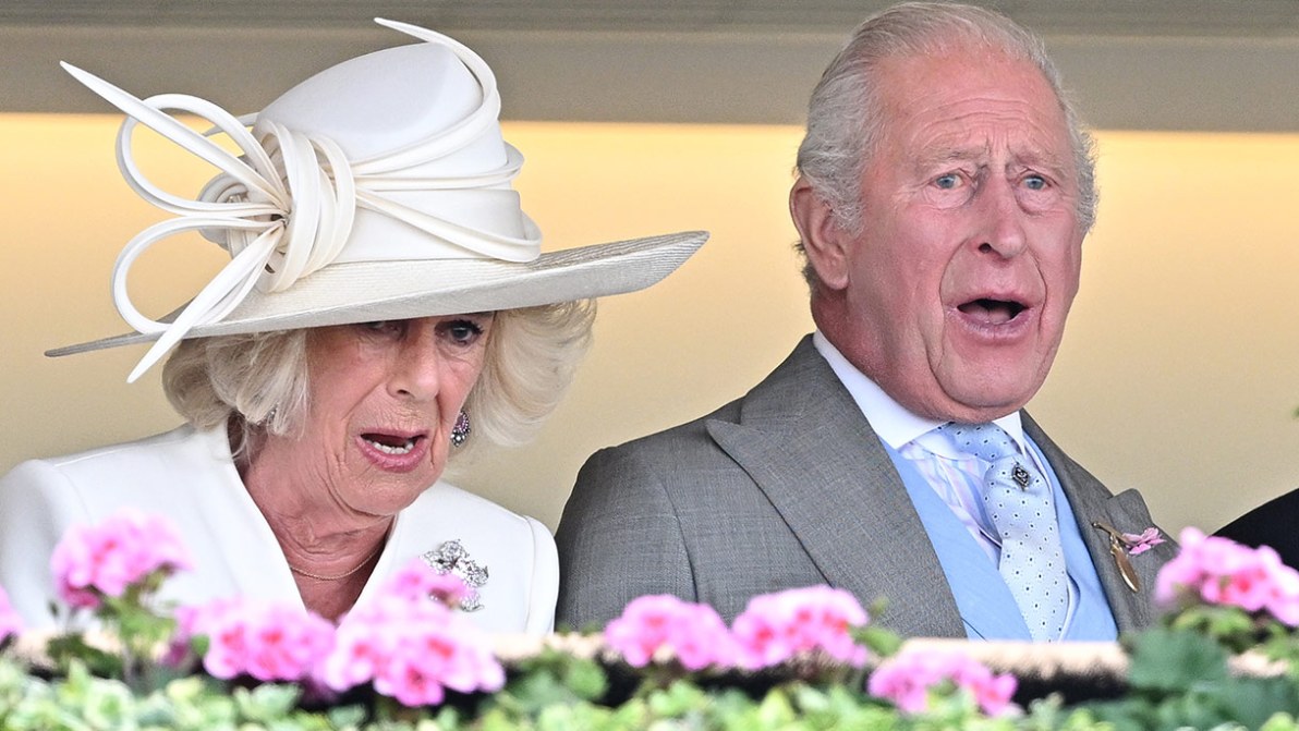Re Carlo al Royal Ascot, scherzi irriverenti, facce imbarazzanti e Camilla di cattivo umore