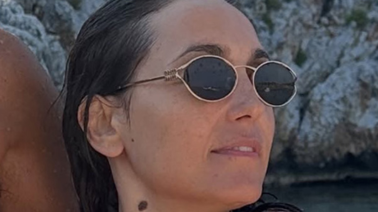 Caterina Balivo, il costume con le maniche lunghe fa discutere