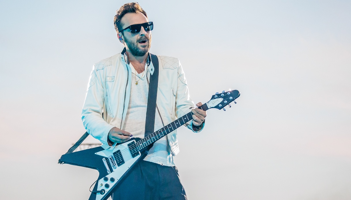 Cesare Cremonini al Live26 di Milano con chiodo bianco e sneakers bianche