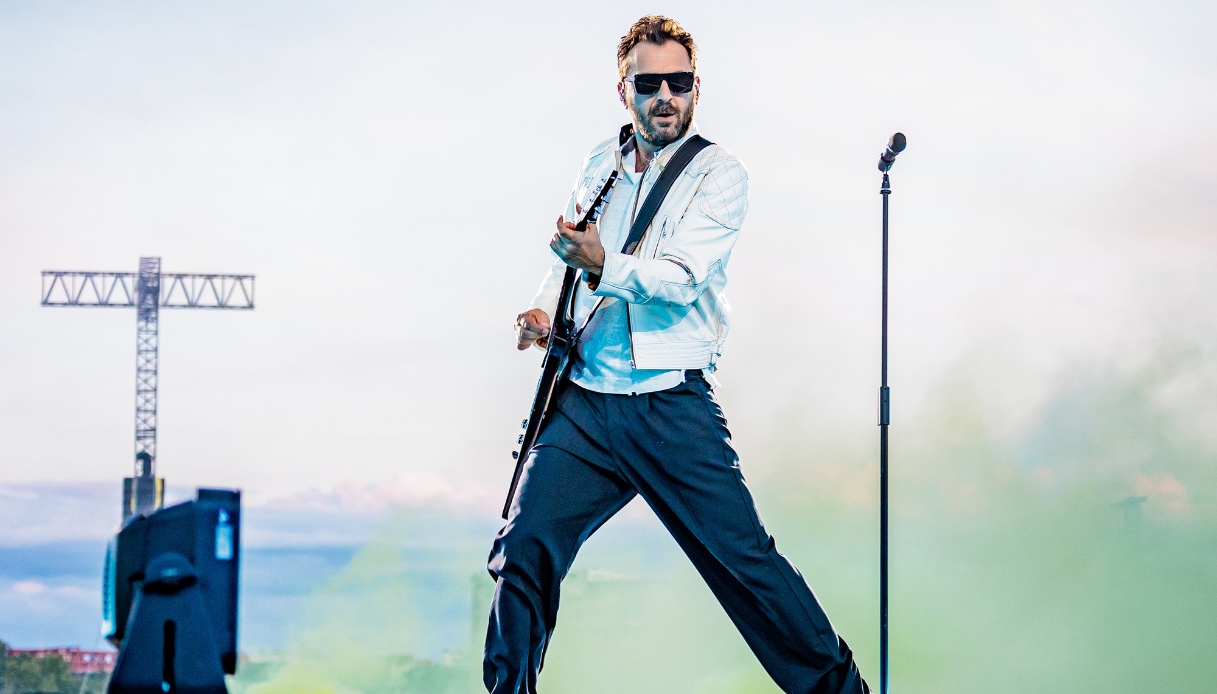 Cesare Cremonini al concerto di Milano con chiodo bianco e occhiali da sole