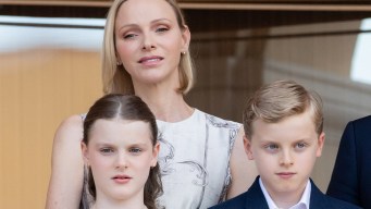 Charlene di Monaco, sua figlia Gabriella identica a lei al falò di San Giovanni
