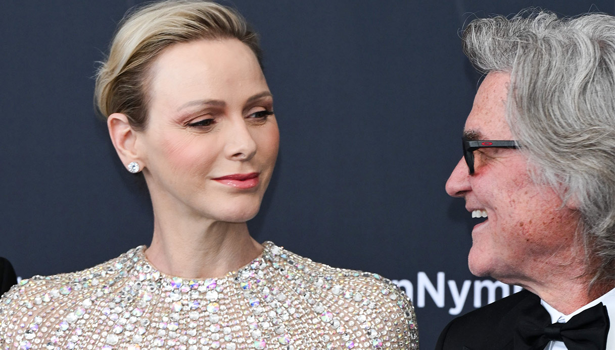 charlene di monaco divina in oro abito di cristalli e sguardo penetrante con kurt russell da Dilei.it charlene di monaco divina in oro abito di cristalli e sguardo penetrante con kurt russell