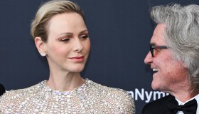 Charlene di Monaco divina in oro, abito di cristalli e sguardo penetrante con Kurt Russell