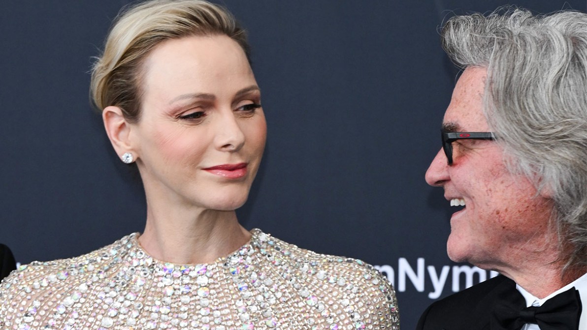 Charlene di Monaco divina in oro, abito di cristalli e sguardo penetrante con Kurt Russell