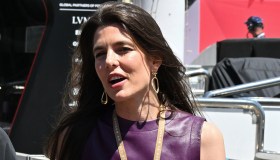 Charlotte Casiraghi strega Montecarlo col tubino in pelle viola: solo lei può osare tanto