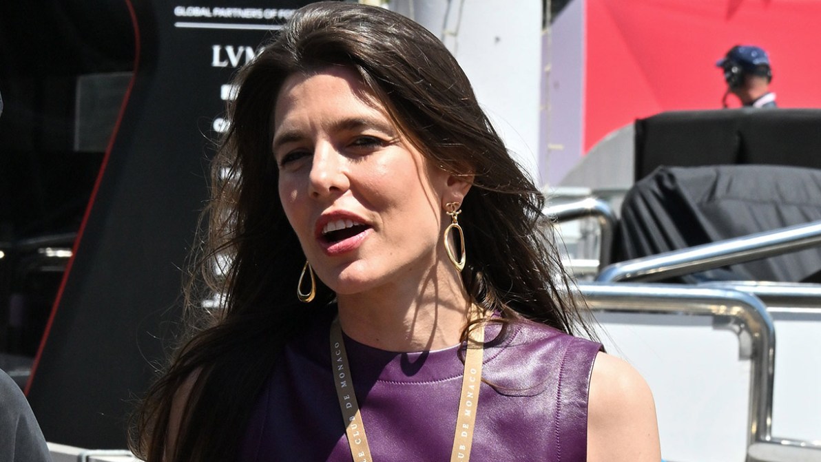 Charlotte Casiraghi strega Montecarlo col tubino in pelle viola: solo lei può osare tanto