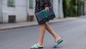 Street style docet: questa estate, in città e al mare, indosserai solo ciabatte: queste!