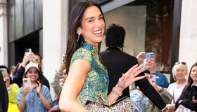 Dua Lipa docet: 4 outfit effortless chic che le abbiamo visto addosso e che vogliamo copiare per tutta l’estate