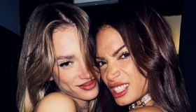 Elodie splendida in vacanza, il look generoso e l’inseparabile Franceska