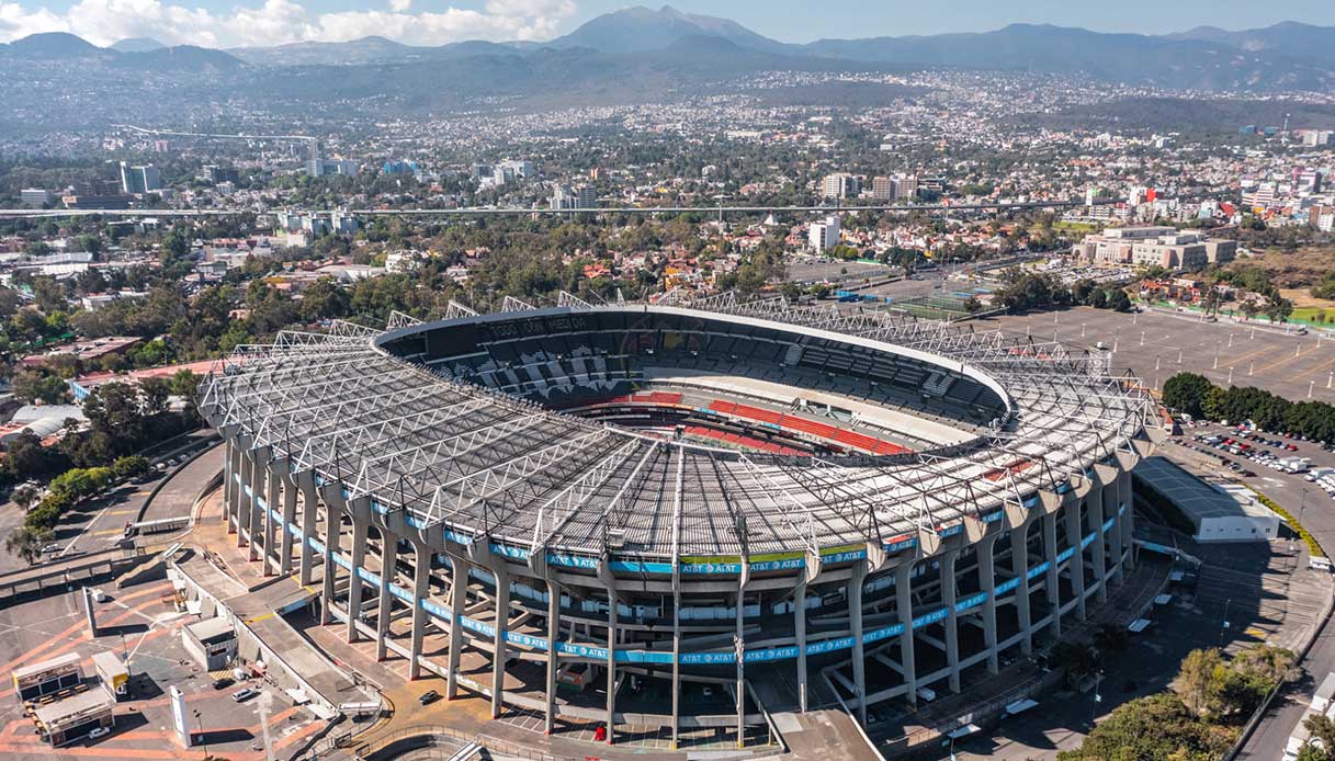 Vista aerea dell'Estadio Azteca di Citt&agrave; del Messico con la struttura circolare in cemento armato, la copertura metallica perimetrale e la citt&agrave; sullo sfondo
