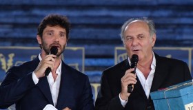 Stefano De Martino e Gerry Scotti insieme sul palco: l’incontro unico al Premio Biagio Agnes