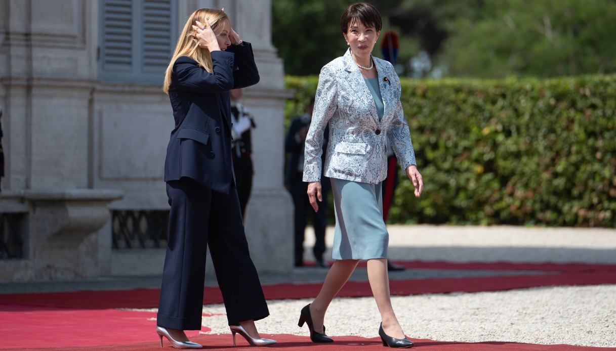 Giorgia Meloni e la prima ministra giapponese Sanae Takaichi a Villa Doria Pamphilj con look istituzionali