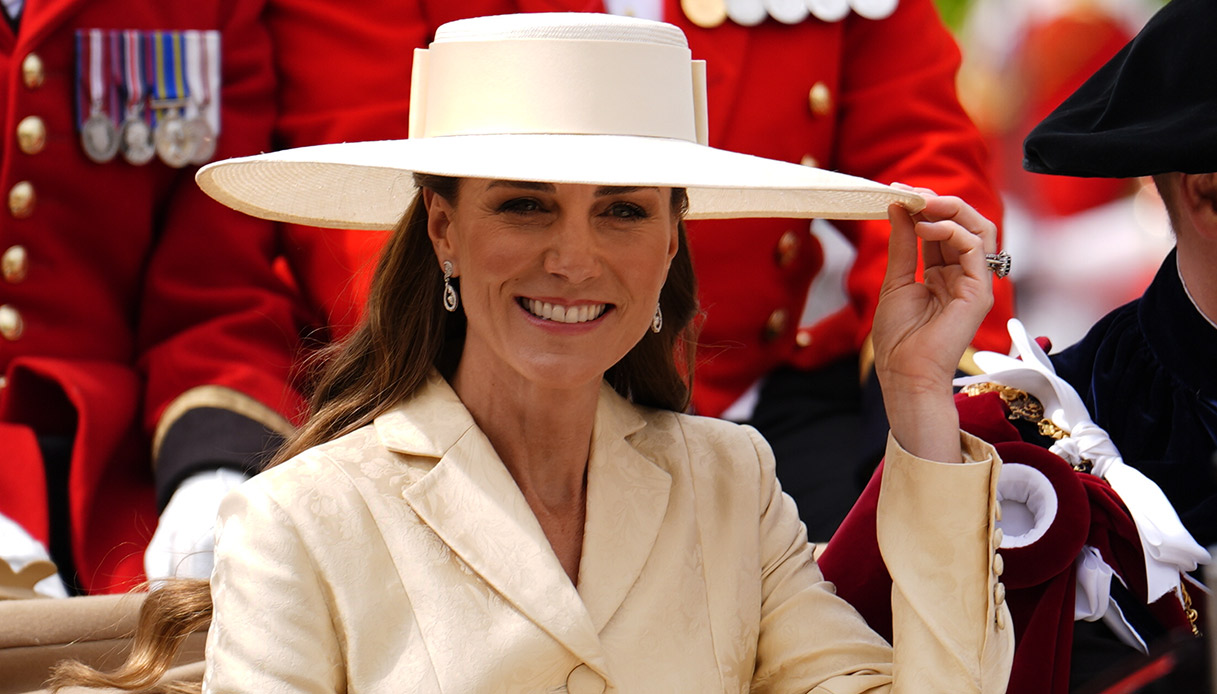 kate middleton rischia l8217incidente in carrozza col cappello da Dilei.it kate middleton rischia l8217incidente in carrozza col cappello