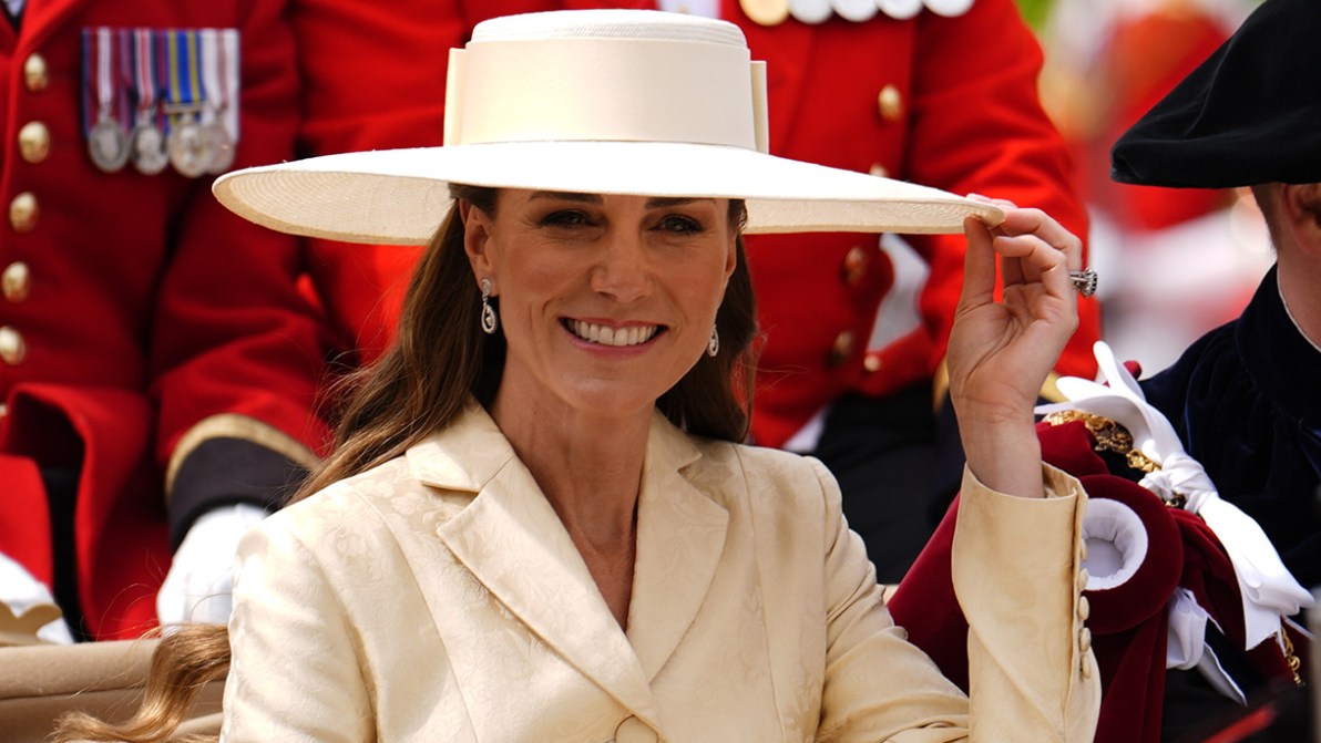 Kate Middleton rischia l’incidente in carrozza col cappello