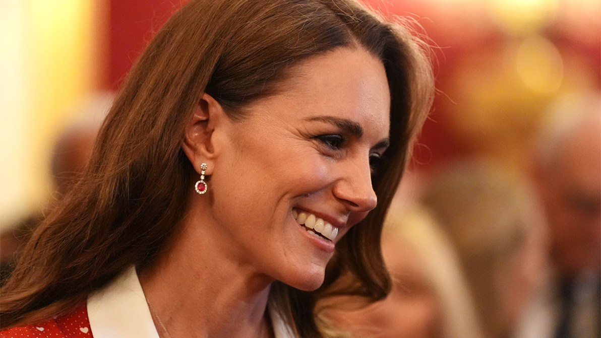 Kate Middleton, l’abito a cuoricini da 1.520 euro divide: “Non è vintage, è vecchio”