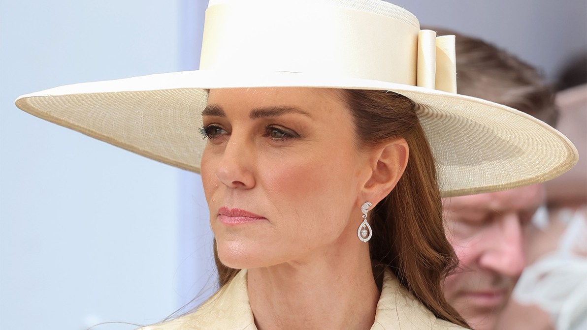 Kate Middleton, scivolone alla cerimonia dell’Ordine della Giarrettiera