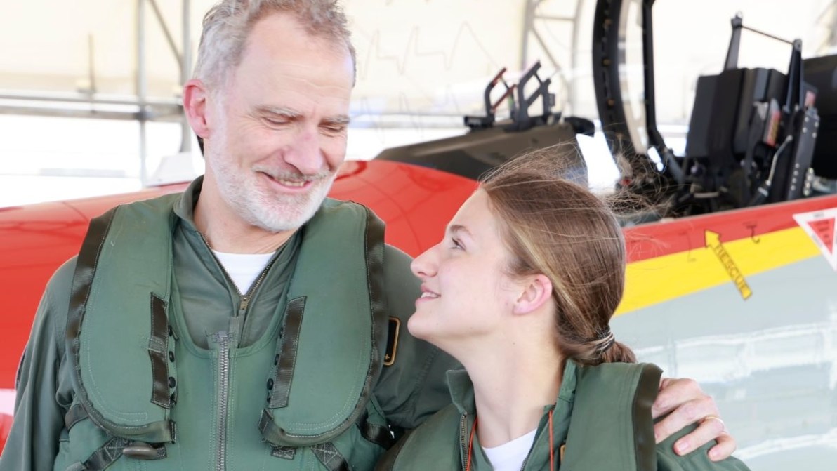Leonor di Spagna, per la prima volta in volo con suo padre Felipe: foto spettacolari